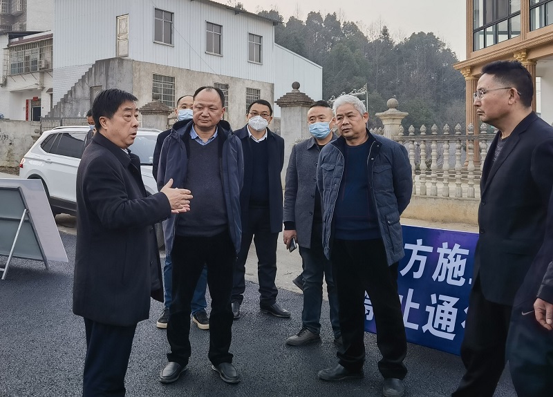 文春方、周鴻一行調研市政公司承建的“四好農村路”項目