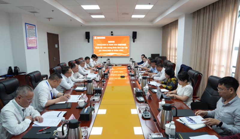 周鴻會見越南化學工業總公司寧平氮肥廠總經理阮日憲、越南三云綜合貿易股份公司董事長謝氏青云